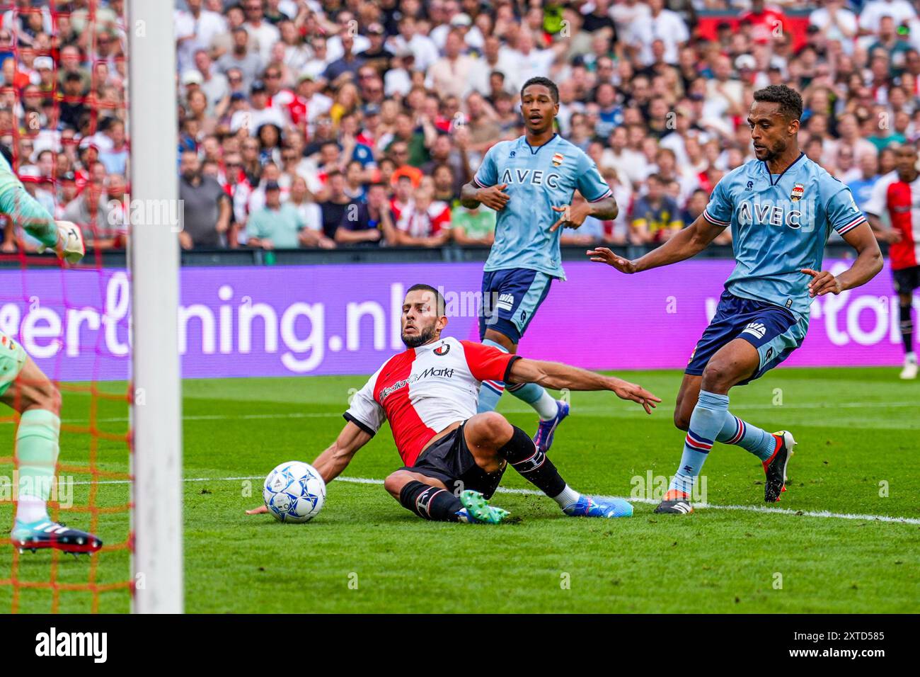 Rotterdam, Niederlande. August 2024. Rotterdam: David Hancko aus Feyenoord, Tommy St. Jago aus Willem II. Während des ersten Spiels der Eredivisie-Saison 2024/2025. Das Eröffnungsspiel der Saison findet zwischen Feyenoord und Willem II im Stadion Feijenoord de Kuip am 10. August 2024 in Rotterdam, Niederlande, statt. Credit: Box to Box Pictures/Alamy Live News Stockfoto