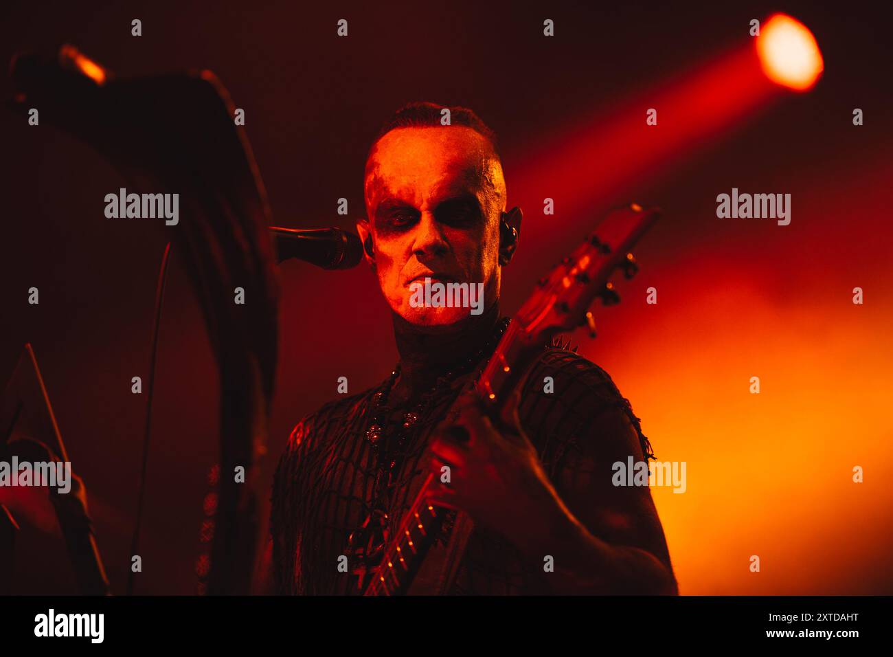 Nergal, auch bekannt als Adam Darski, tritt am 13. August 2024 mit Behemoth während der O Father, O Svmmer, O Tour bei Phänomen in Fontaneto D’agogna in Italien auf (Foto: Alberto Gandolfo/NurPhoto). Quelle: NurPhoto SRL/Alamy Live News Stockfoto