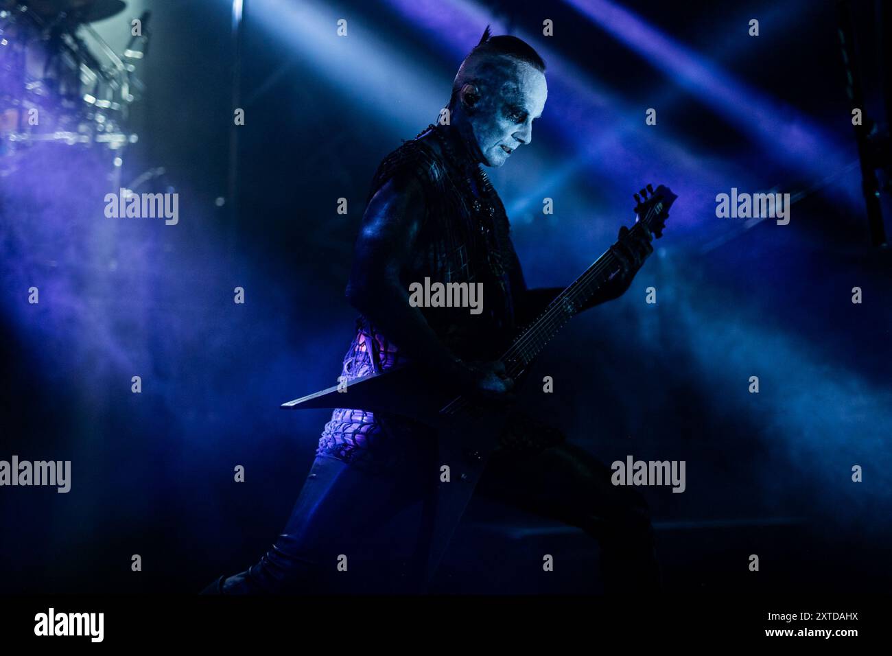 Nergal, auch bekannt als Adam Darski, tritt am 13. August 2024 mit Behemoth während der O Father, O Svmmer, O Tour bei Phänomen in Fontaneto D’agogna in Italien auf (Foto: Alberto Gandolfo/NurPhoto). Quelle: NurPhoto SRL/Alamy Live News Stockfoto