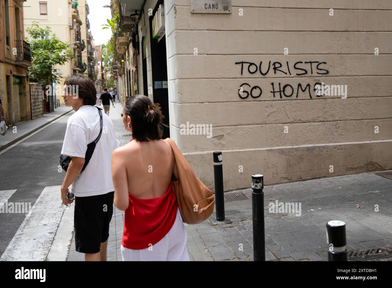 Das malerische Viertel Gràcia in Barcelona demonstriert Proteste gegen den Massentourismus in der Stadt, die voller Graffiti gegen den Tourismus erscheinen, die fordern, das Viertel zu verlassen und Gebäude von Touristenwohnungen zu markieren. El pintoresco barrio de Gràcia en Barcelona escenifica las protestas contra el turismo masivo en la ciudad, apareciendo lleno de pintadas contra el turismo, reclamando que salgan del barrio y marcando edificios de apartamentos Turísticos. News Politics - Barcelona, Spanien Mittwoch, 14. August 2024 (Foto: Eric Renom/LaPresse) Stockfoto