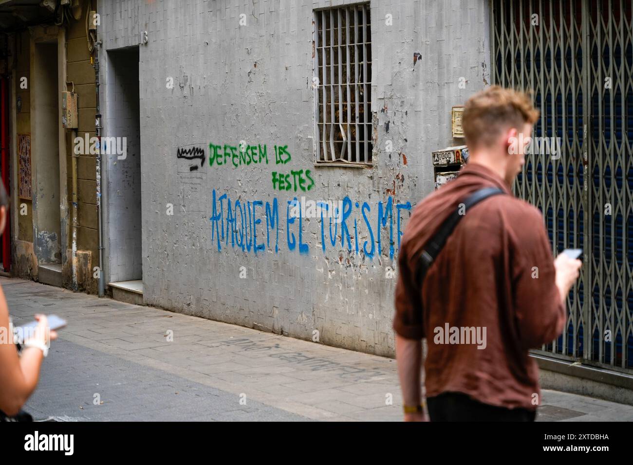 Das malerische Viertel Gràcia in Barcelona demonstriert Proteste gegen den Massentourismus in der Stadt, die voller Graffiti gegen den Tourismus erscheinen, die fordern, das Viertel zu verlassen und Gebäude von Touristenwohnungen zu markieren. El pintoresco barrio de Gràcia en Barcelona escenifica las protestas contra el turismo masivo en la ciudad, apareciendo lleno de pintadas contra el turismo, reclamando que salgan del barrio y marcando edificios de apartamentos Turísticos. News Politics - Barcelona, Spanien Mittwoch, 14. August 2024 (Foto: Eric Renom/LaPresse) Stockfoto