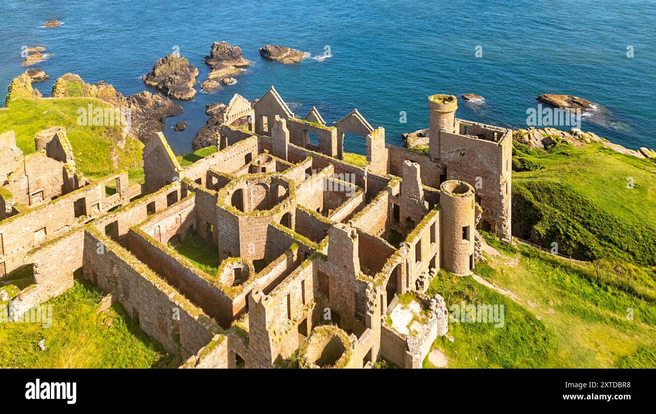 Slains Castle Cruden Bay Aberdeenshire Schottland Sommersonne über den zentralen Gebäuderuinen Stockfoto