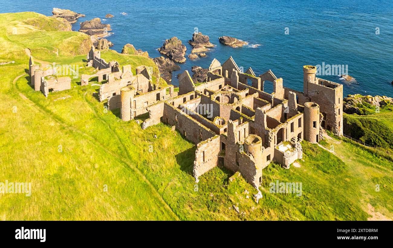Slains Castle Cruden Bay Aberdeenshire Schottland Sommersonne über den weitläufigen Bauruinen Stockfoto