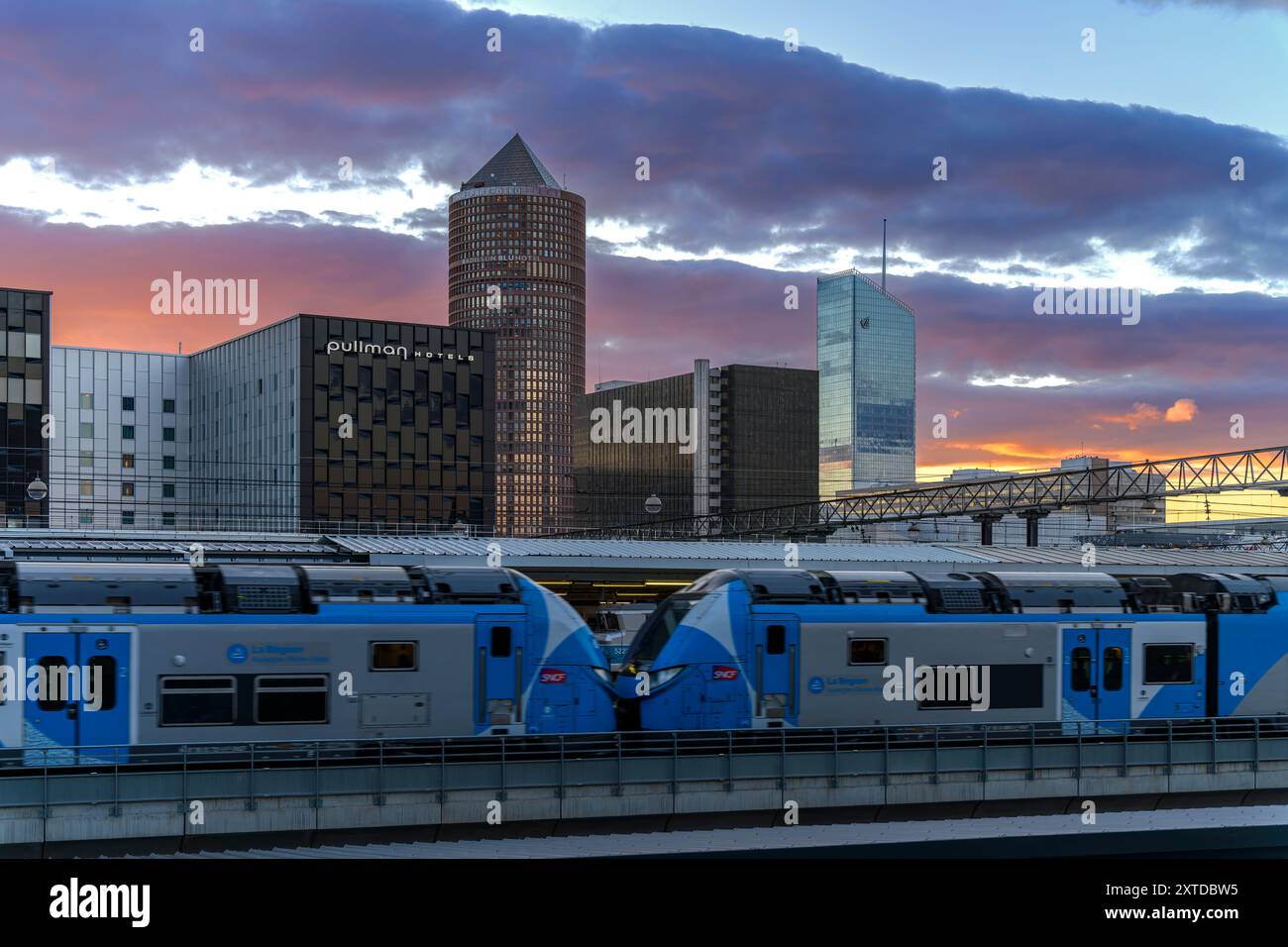 Es ist 19:00 Uhr und wird immer dunkler am Lyon Hauptbahnhof - Gare de Lyon - Part-Dieu. Aufgenommen aus dem Ibis Styles 54 Rue de la Villette, Lyon. Stockfoto