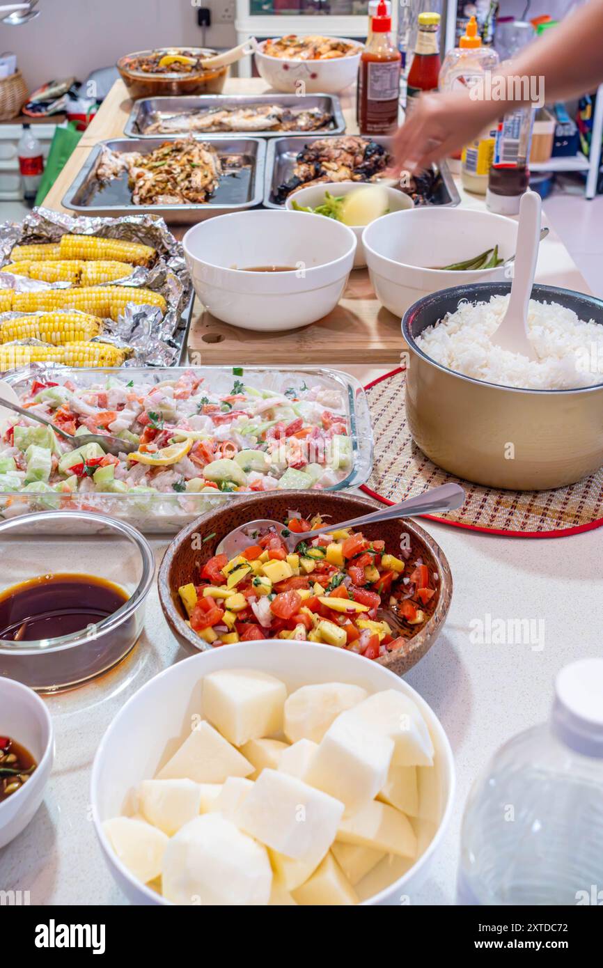 Eine große Auswahl an Schüsseln und Gerichten an einem Selbstbedienungsbuffet Stockfoto