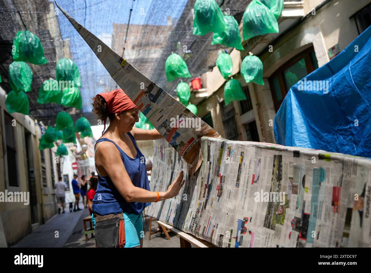 Das Stadtviertel Gracia in Barcelona schmückt seine Straßen, um das Stadtfest zu feiern, das Tausende von Einheimischen und Touristen anzieht. Aus diesem Grund wird der Straßenwettbewerb die Siegerstraße ankündigen, sobald die Feierlichkeiten vorbei sind, um zu vermeiden, dass das Viertel überfüllt wird. El barrio de Gracia de Barcelona decora sus calles para celebrar la fiesta del Barrio, una fiesta que atrae a miles de locales y turistas, por lo cual el concurso de calles anunciará la calle ganadora una vez finalizadas las fiestas para evitar la masificación del Barrio. Nachrichtenpolitik Stockfoto