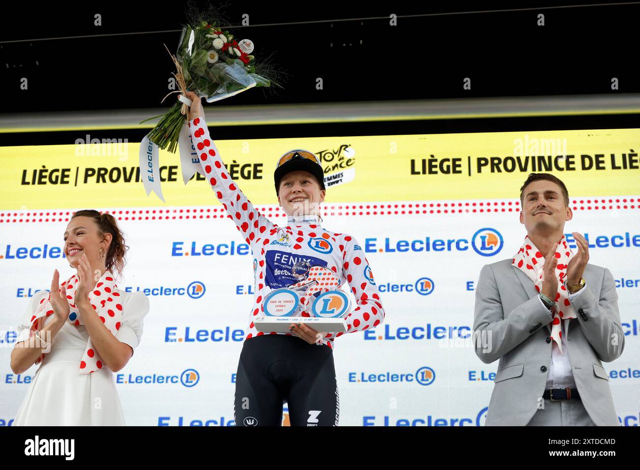 LÜTTICH – Puck Pieterse feiert ihr Polka Dot Trikot als beste Klettererin auf dem Podium während der vierten Etappe der Tour de France Femmes, der Tour de France für Frauen, von Valkenburg nach Lüttich. Die mehrtägige Radtour ist Teil der UCI Women's WorldTour und dauert bis zum 18. August. ANP BAS CZERWINSKI Stockfoto