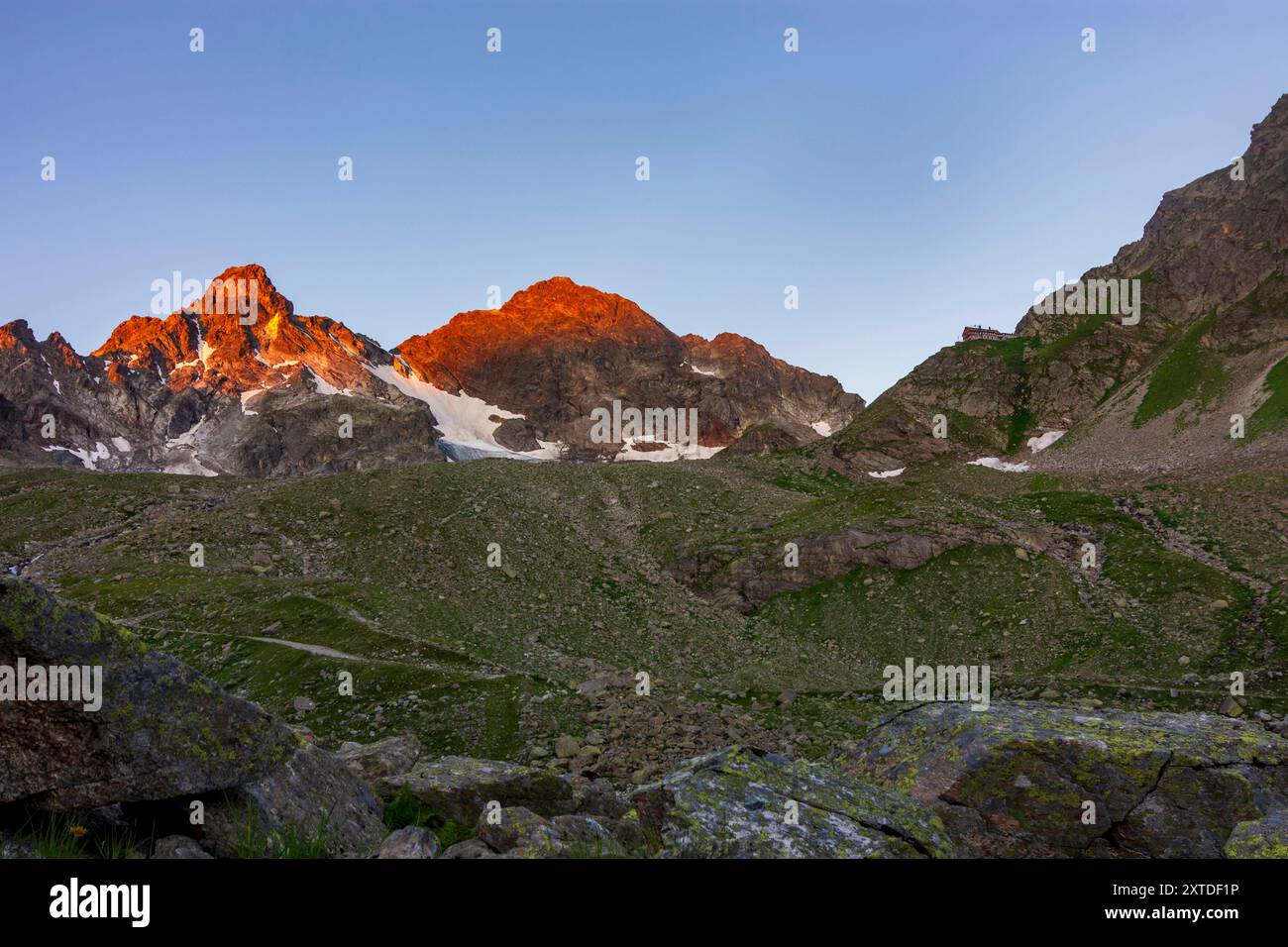 Berghütte Saarbrücker Hütte, Gipfel Großlitzner links, großes Seehorn Zentrum, Silvretta Alpen, erstes Tageslicht Silvretta Alpen Montafon Vorarlberg aus Stockfoto