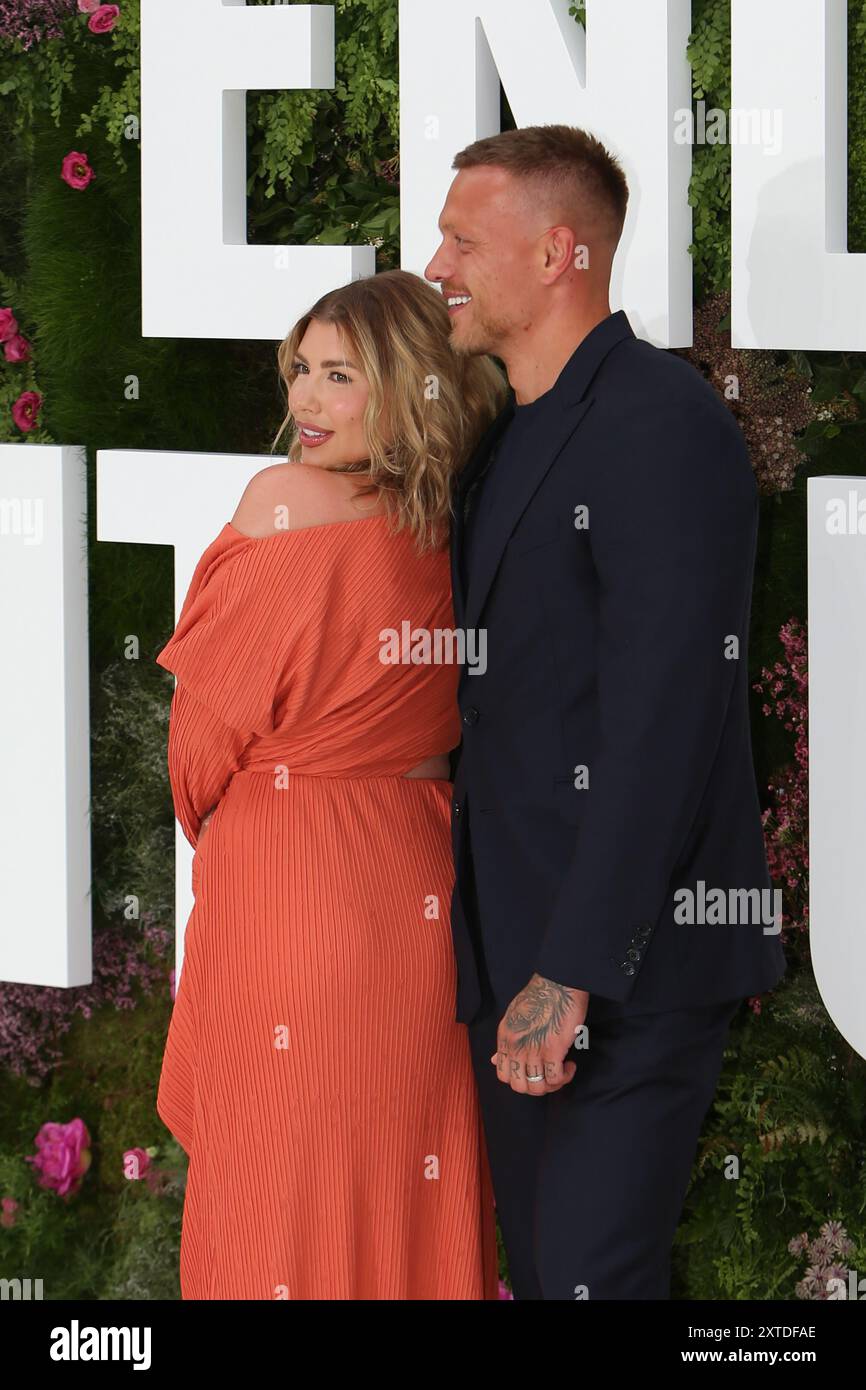 London, UK, 8. August 2024. Olivia und Alex Bowen kommen bei der UK Gala Screening von IT ENDET MIT US 2024, ODEON Luxe, Leicester Square, London. UK Credit Baz Seal/Alamy Live News Stockfoto