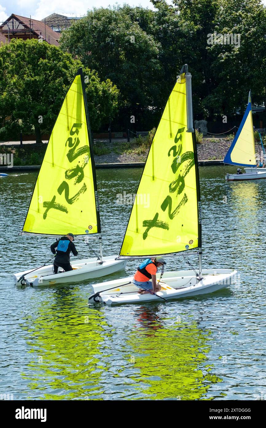 In Booten herumspielen an einem Sommerkorghafen in bristol Stockfoto