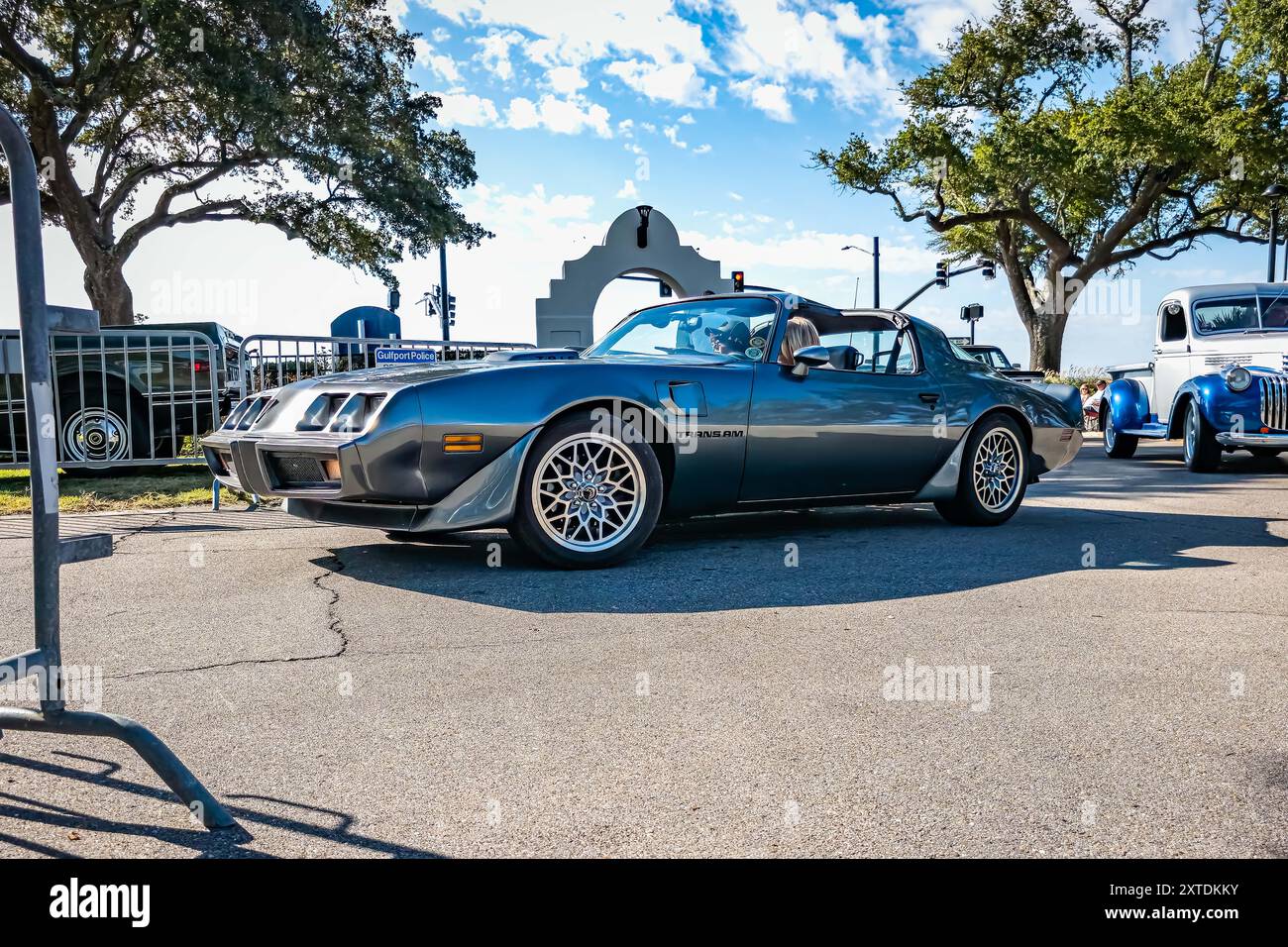 Gulfport, MS - 2. Oktober 2023: Low-perspektivische Vorderansicht eines Pontiac Firebird Trans am Coupe aus dem Jahr 1980 auf einer lokalen Autoshow. Stockfoto