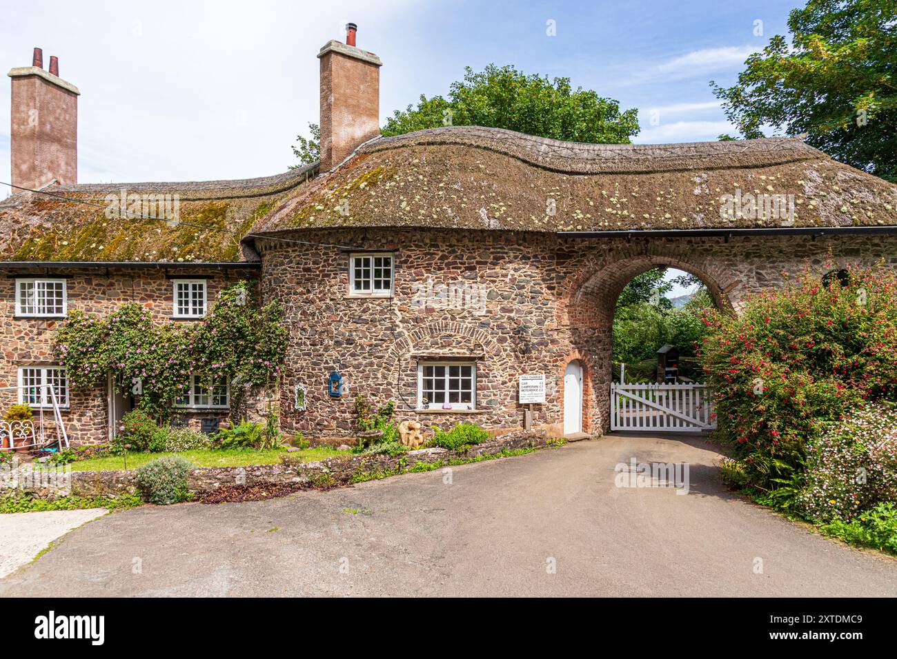 Reetgedecktes, geschwungenes Torhaus zum würdigen toll House, Porlock Weir, Somerset UK - Eingang zur Mautstraße auf Worthy Combe, um Porlock Hill zu vermeiden. Stockfoto