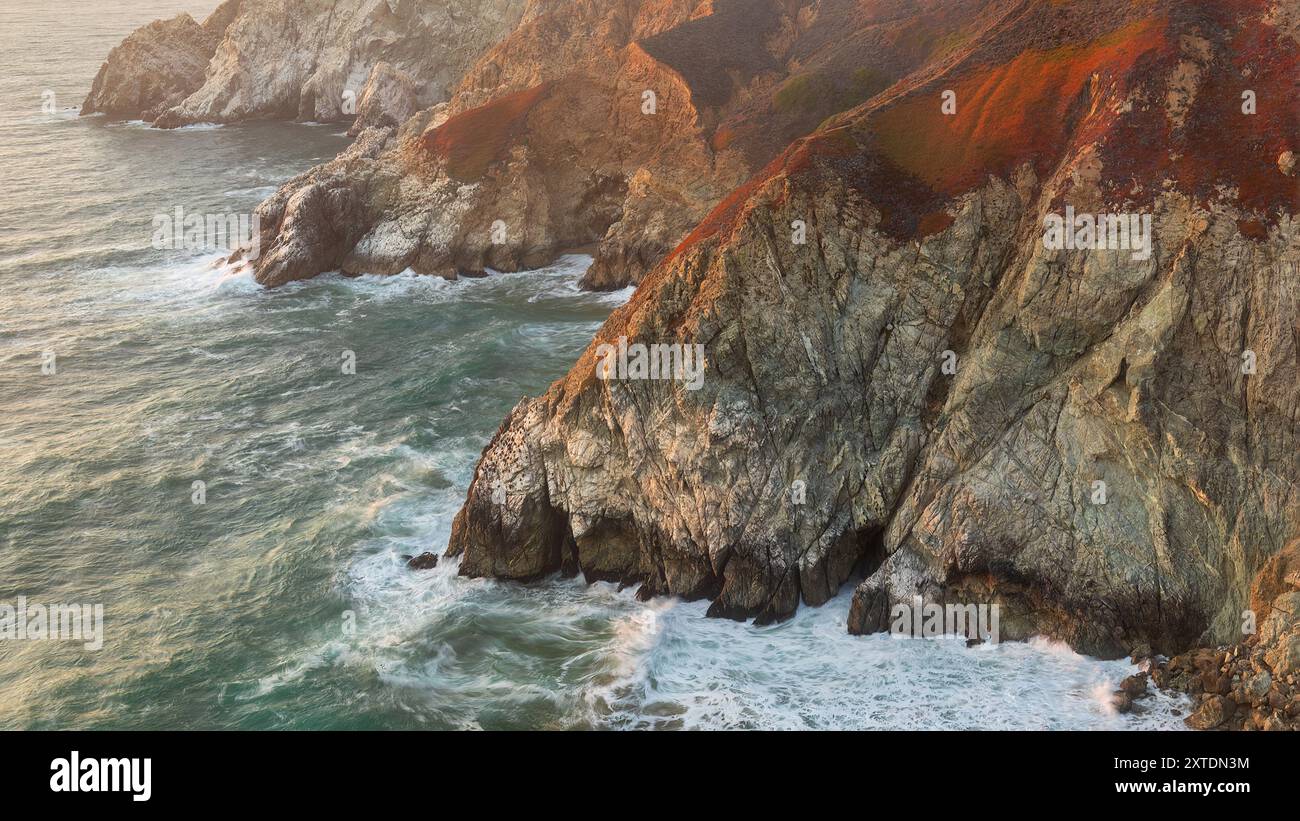 Die steilen Klippen des Devil's Slide-Vorgebirges, San Mateo County Coast zwischen Montara und Pacifica in Kalifornien. Stockfoto