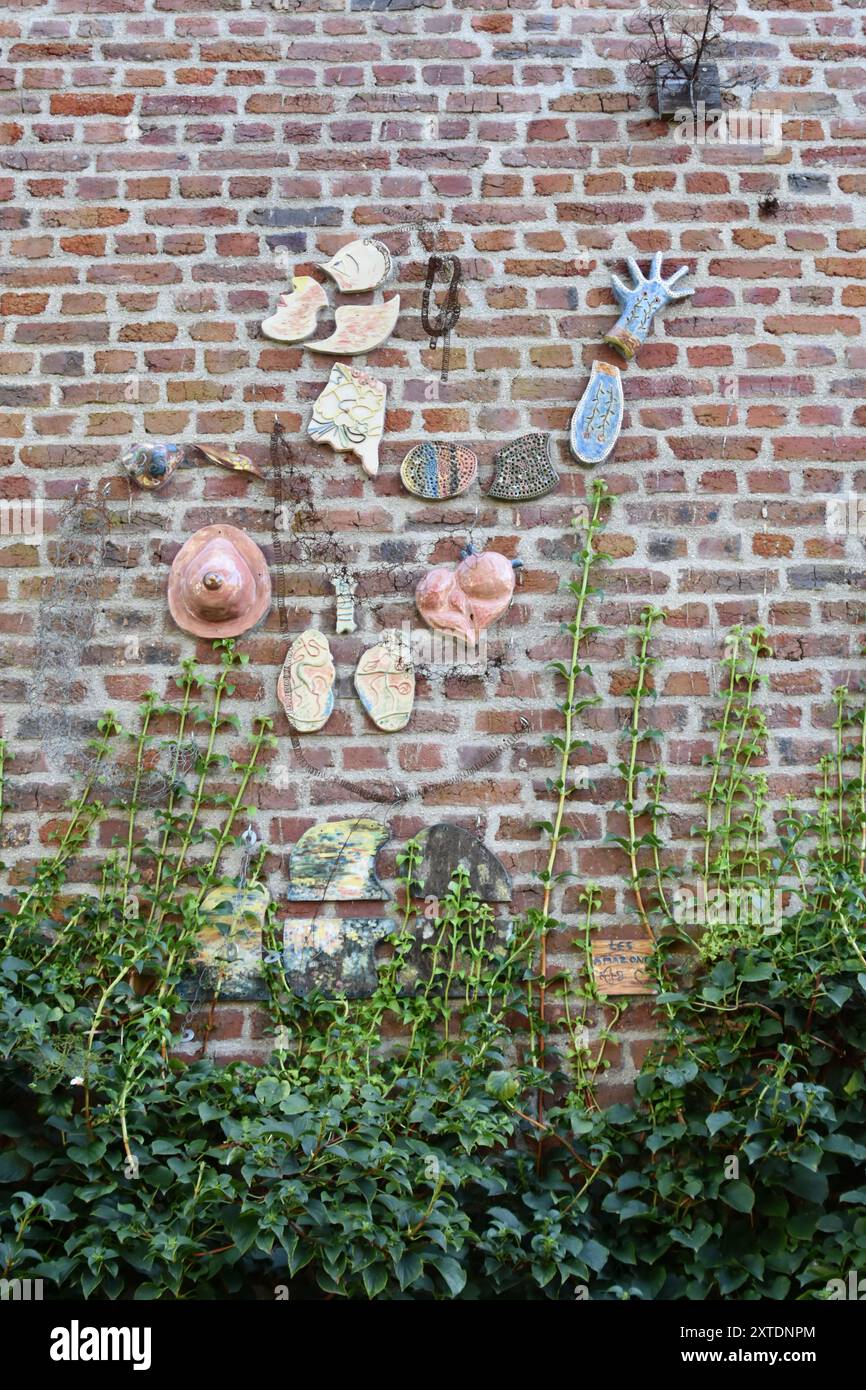 Objets artistiques Exposés sur un mur à Caudry Stockfoto