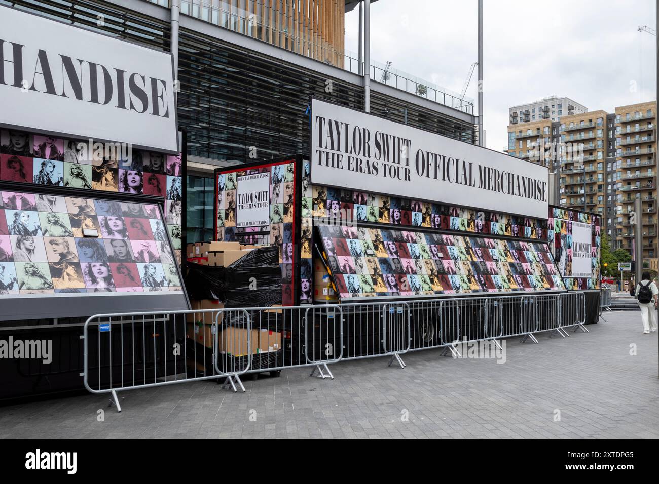 London, Großbritannien. 14. August 2024. Vor der Brent Library vor dem Wembley Stadium steht die offizielle Merch-Ware vor Taylor Swifts Eras Tour August-Konzerten. Taylor Swift trat im Juni für drei Nächte im Wembley Stadium auf und wird ab dem 15. August fünf weitere Nächte spielen. Quelle: Stephen Chung / Alamy Live News Stockfoto