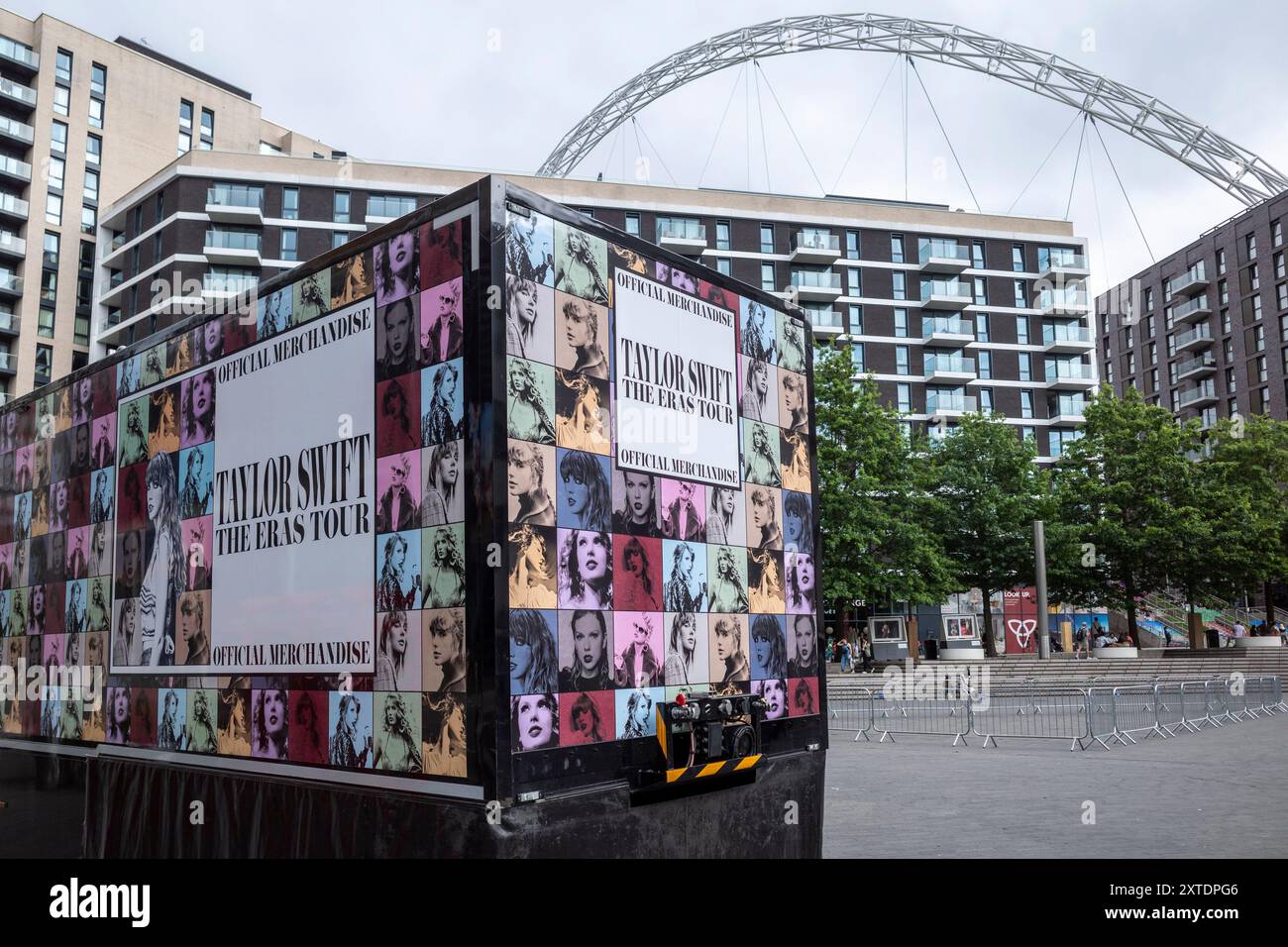 London, Großbritannien. 14. August 2024. Offizielle Merchandise („Merch“) stehen vor der Brent Library vor dem Wembley Stadium vor Taylor Swifts Eras Tour August-Konzerten. Taylor Swift trat im Juni für drei Nächte im Wembley Stadium auf und wird ab dem 15. August fünf weitere Nächte spielen. Quelle: Stephen Chung / Alamy Live News Stockfoto