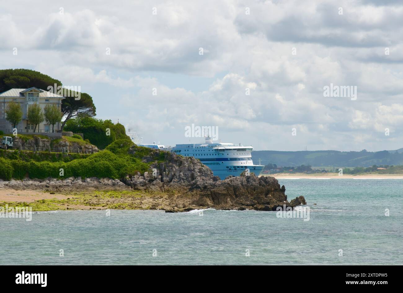 Brittany Ferries RoRo Fähre Pont Aven in der Bucht, die am Hafen vorbei an der Magdalena Halbinsel Santander Cantabria Spanien ankommt Stockfoto