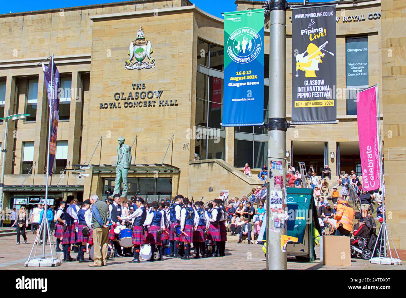 Glasgow, Schottland, Großbritannien, 14. August 2024. Rohrleitungen live! Kehrt zurück und gipfelt in der Weltmeisterschaft. Die königliche Konzerthalle Steps bieten ein perfektes Erlebnis für eine Outdoor-Aufführung im australischen Scotch College melbourne, im Zentrum der Stadt. Credit Gerard Ferry /Alamy Live News Stockfoto