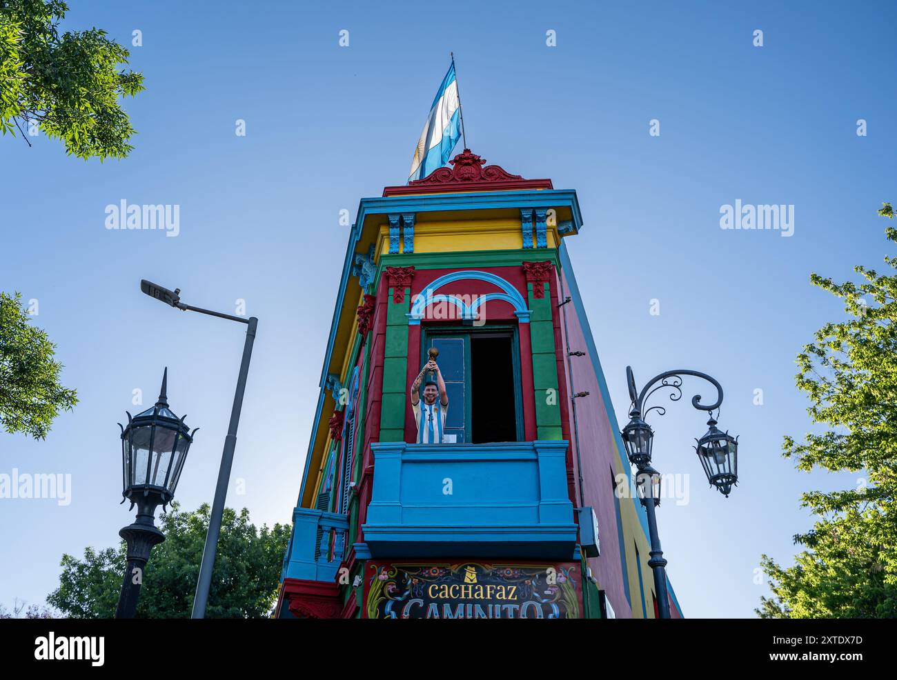 La Boca, Buenos Aires, Argentinien - 08 08 2024: Wunderschöner Blick auf die Stadt La BOCA in Buenos Aires Argentinien, ihr berühmtes Stadion, Restaurants und farbenfrohe Stockfoto