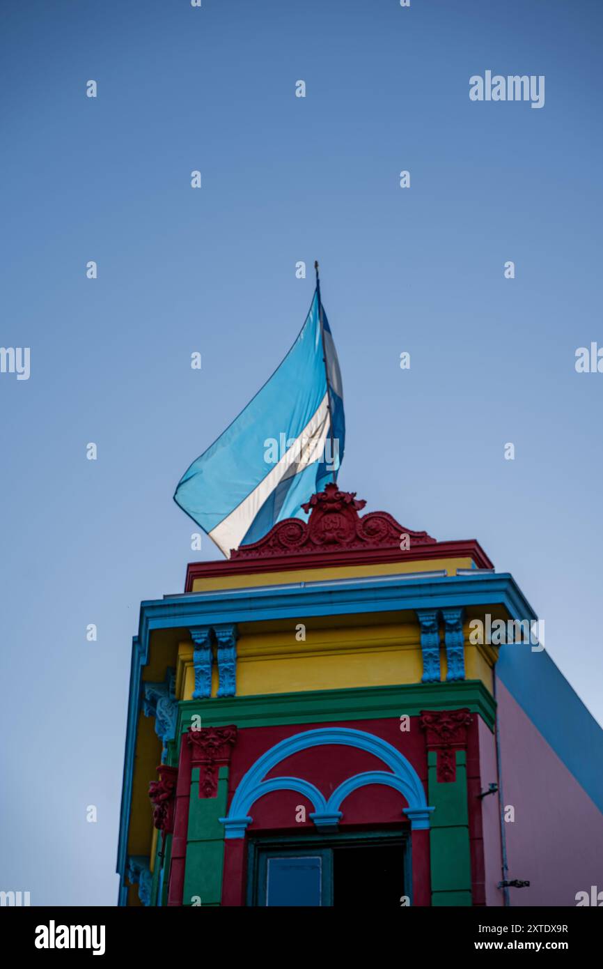 La Boca, Buenos Aires, Argentinien - 08 08 2024: Wunderschöner Blick auf die Stadt La BOCA in Buenos Aires Argentinien, ihr berühmtes Stadion, Restaurants und farbenfrohe Stockfoto