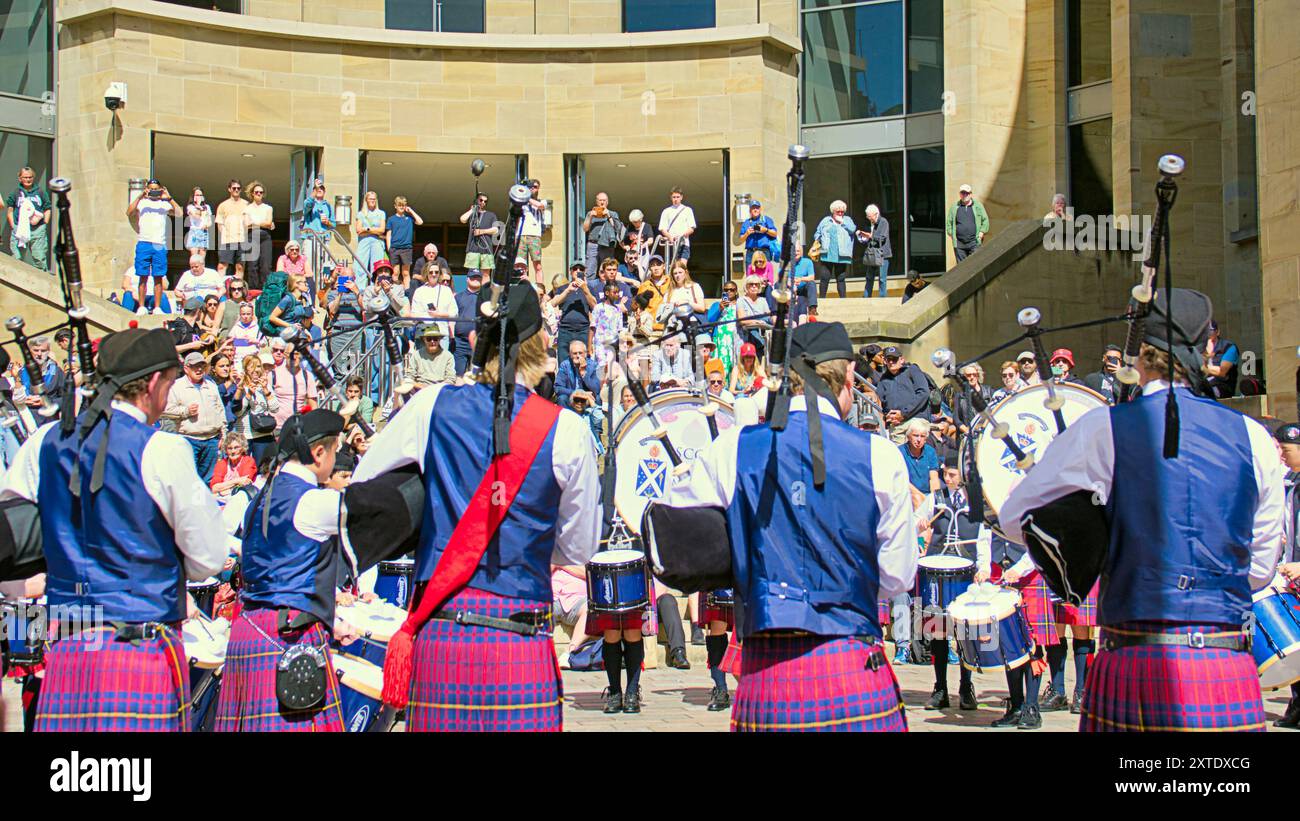 Glasgow, Schottland, Großbritannien, 14. August 2024. Rohrleitungen live! Kehrt zurück und gipfelt in der Weltmeisterschaft. Die königliche Konzerthalle Steps bieten ein perfektes Erlebnis für eine Outdoor-Aufführung im australischen Scotch College melbourne, im Zentrum der Stadt. Credit Gerard Ferry /Alamy Live News Stockfoto