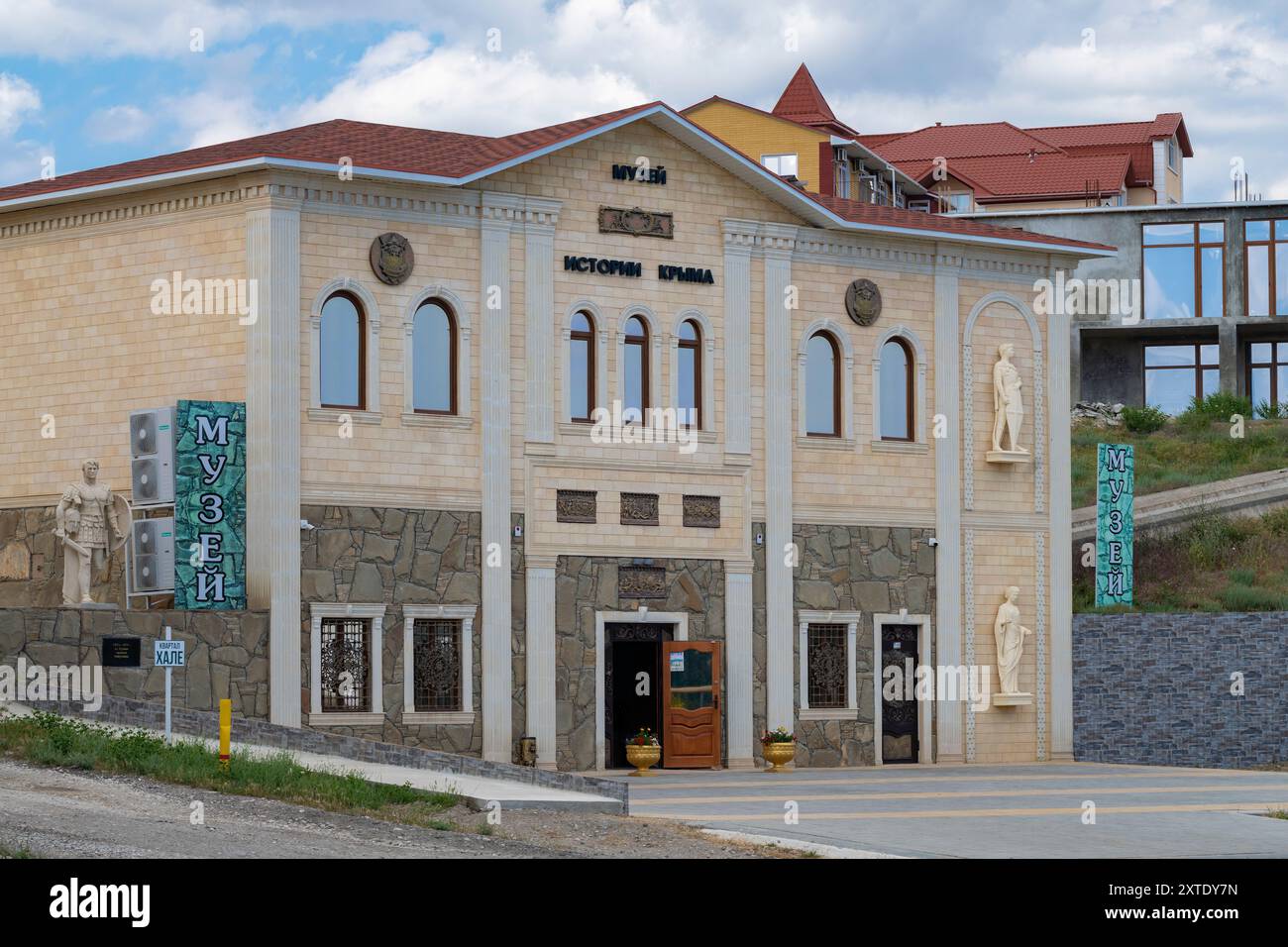 SUDAK, KRIM - 17. MAI 2024: Fassade des Gebäudes des Museums für Geschichte der Krim an einem Maitag Stockfoto