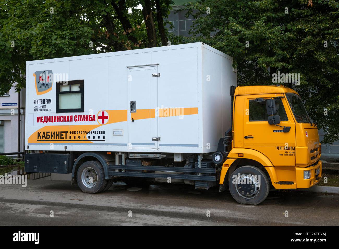 SMOLENSK, RUSSLAND - 12. JULI 2024: Mobiler Fluorographiesaal auf Basis der KAMAZ-4308. Seitenansicht Stockfoto