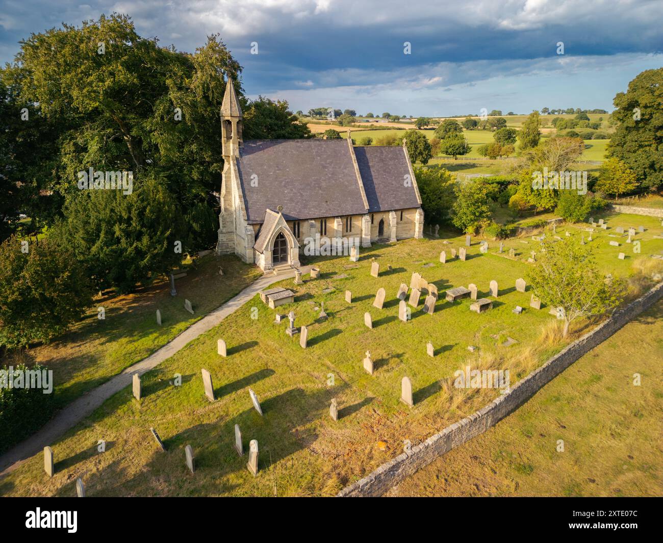 Luftaufnahme der St. Wilfrid's Church in South Stainley, North Yorkshire, unter dramatischem Himmel Stockfoto