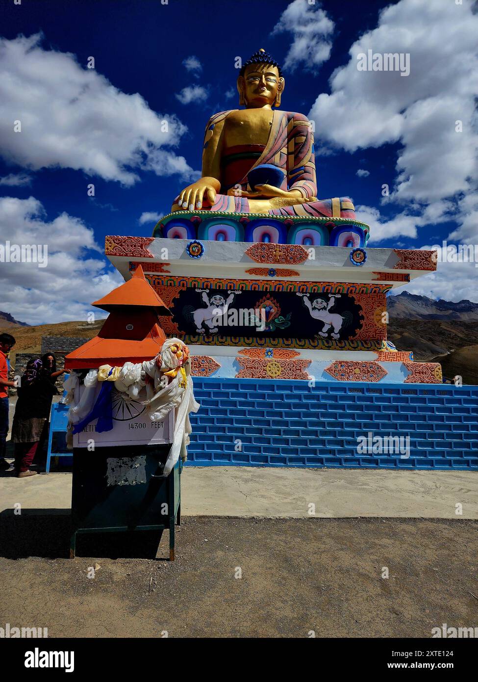 Die Statue des Herrn buddha im Dorf langza in wunderschöner Umgebung, spiti-Tal, indien Stockfoto