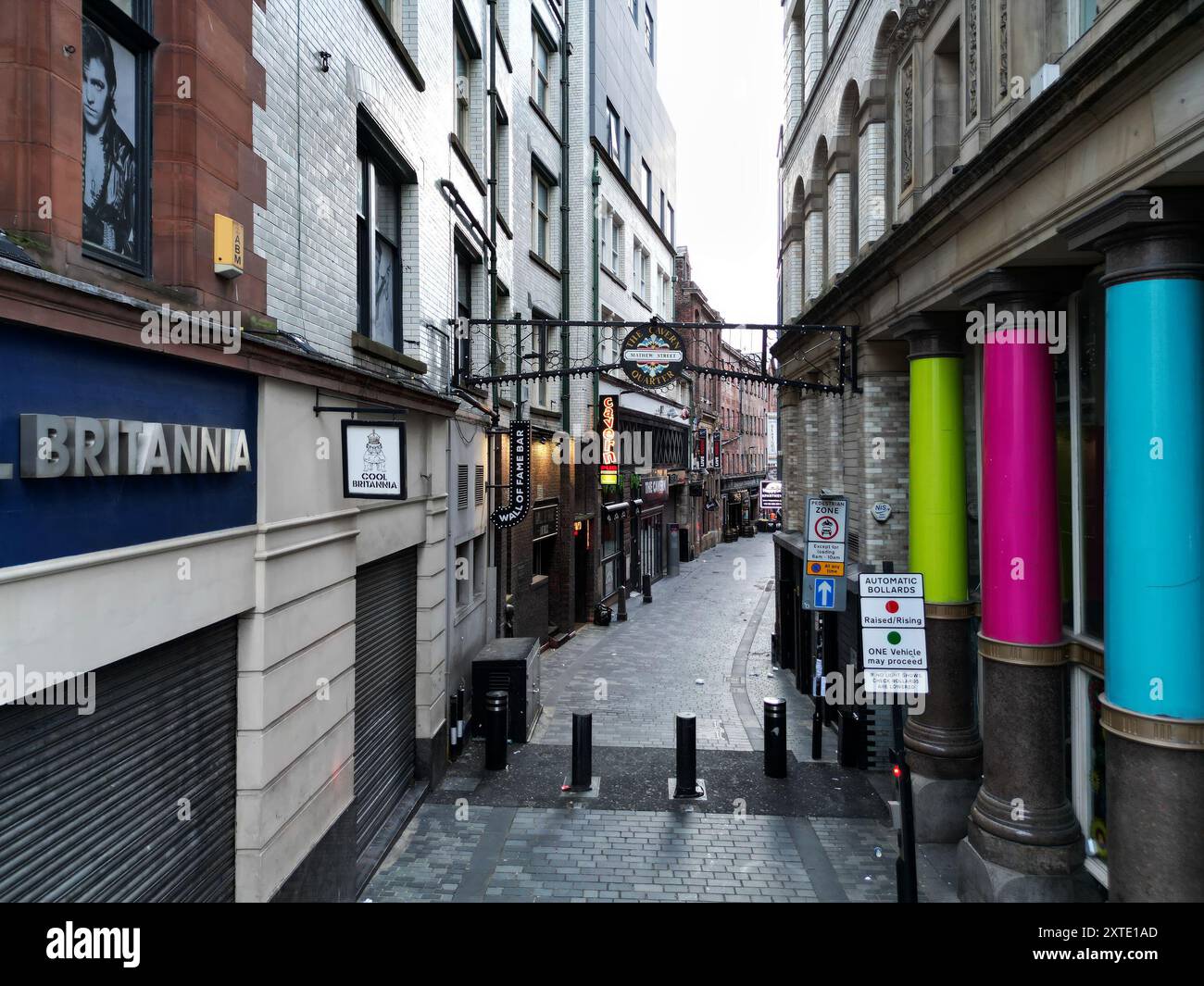 Erhöhtes Bild mit Blick auf die Mathew Street im Cavern Quarter, Heimat des berühmten Cavern Club und zahlreicher Beatles-Themenbars Liverpool UK. Stockfoto