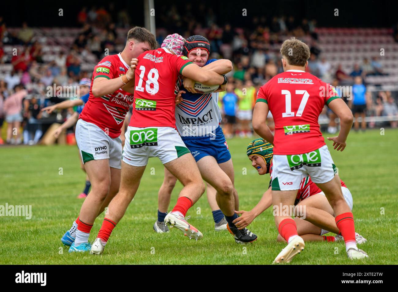 Neath, Wales. 3. August 2024. Charlie Thomas von Wales macht sich mit Ellis Holliday von den England Community Lions während des U16 Four Nations Rugby League Championship Spiels zwischen Wales und England Community Lions am 3. August 2024 beim Lextan Gnoll in Neath, Wales, Großbritannien, auseinanderzusetzen. Quelle: Duncan Thomas/Majestic Media. Stockfoto