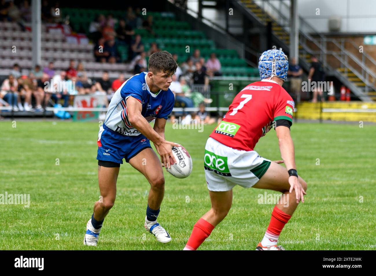 Neath, Wales. 3. August 2024. Bradley McDonough aus England Community Lions spielt mit dem Ball während des U16 Four Nations Rugby League Championship-Spiels zwischen Wales und England Community Lions am 3. August 2024 bei den Lextan Gnoll in Neath, Wales, Großbritannien. Quelle: Duncan Thomas/Majestic Media. Stockfoto