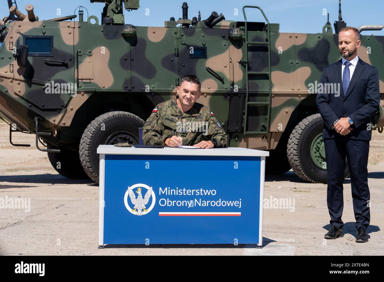 Brigadegeneral. Artur Kuptel unterzeichnet einen Exekutivvertrag über die Lieferung von 286 Kleszcz-Transportfahrzeugen für 2026–2035. Bei der 1. Warschauer Panzerbrigade in Wesola wurde ein Exekutivvertrag über den Kauf von Kleszcz-leichten gepanzerten Aufklärungsfahrzeugen unterzeichnet. An der Unterzeichnungszeremonie nahmen der Verteidigungsminister Wladyslaw Kosiniak-Kamysz, der Leiter der Rüstungsagentur Pawel Bejda, General Artur Kuptel und der Präsident der AMZ Kutno Dariusz Fabisiak Teil. Das leichte gepanzerte Aufklärungsfahrzeug „Kleszcz“ wurde unter dem „Light Armored Reconnaissance Transporter“ entwickelt. Stockfoto