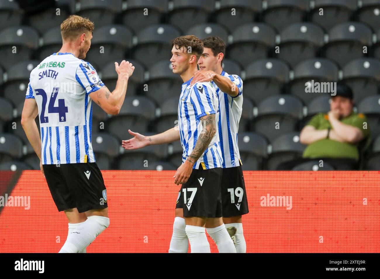 Sheffield Wednesday Stürmer Charlie McNeill (17) erzielt ein TOR 1-2 und feiert Sheffield Wednesday Stürmer Michael Smith (24) Sheffield Wednesday Mittelfeldspieler Olaf Kobacki (19) während des Spiels Hull City FC gegen Sheffield Wednesday FC Carabao Cup Runde 1 im MKM Stadium, Hull, England, Großbritannien am 14. August 2024 Credit: Every Second Media/Alamy Live News Stockfoto