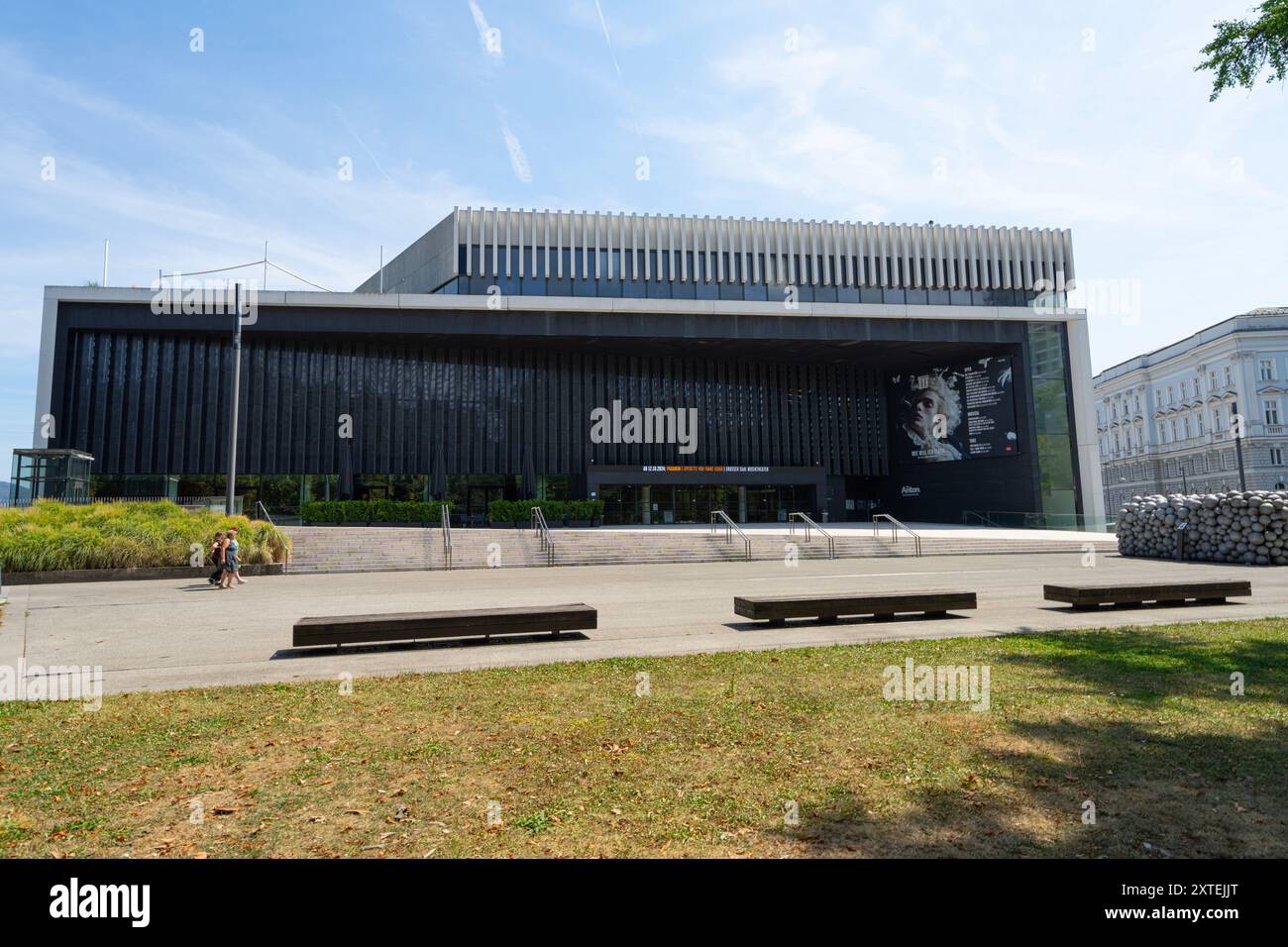 Linz, Österreich. August 2024. Außenansicht des Landestheaters Linz - Musiktheatergebäude im Stadtzentrum Stockfoto