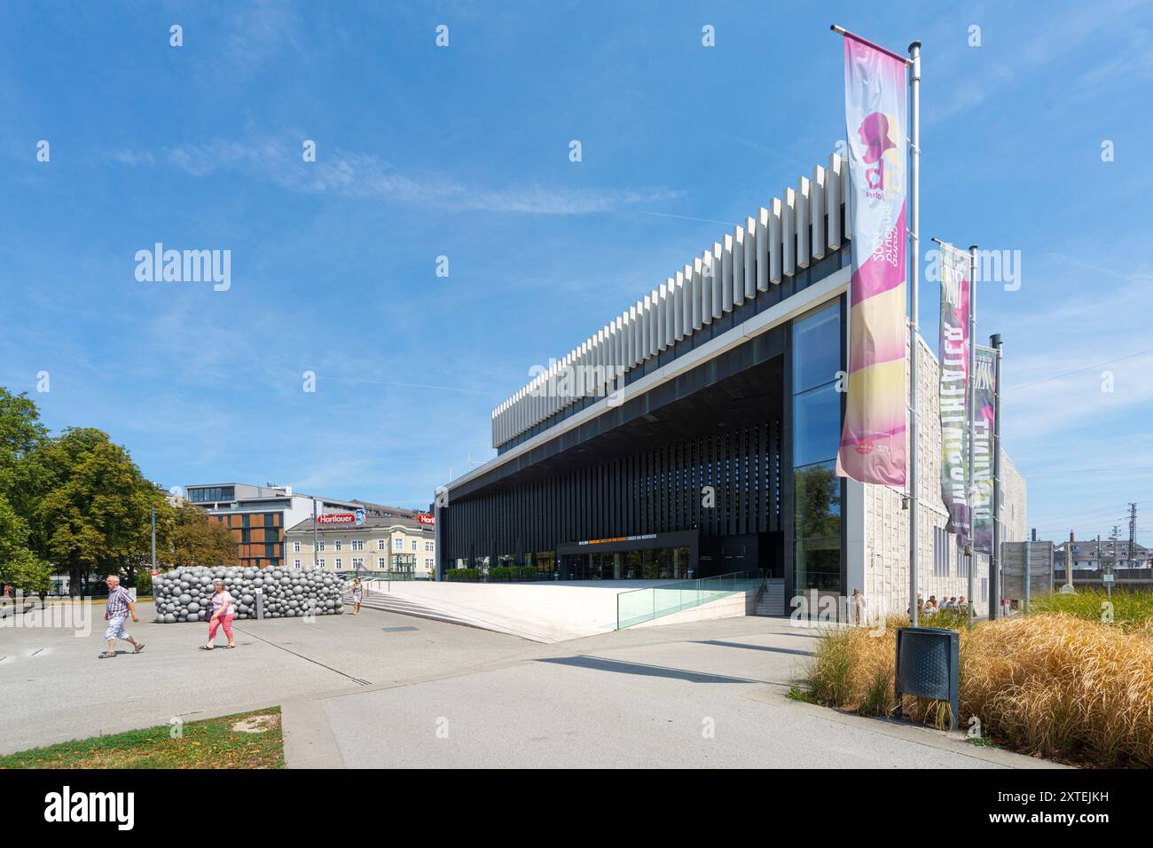 Linz, Österreich. August 2024. Außenansicht des Landestheaters Linz - Musiktheatergebäude im Stadtzentrum Stockfoto