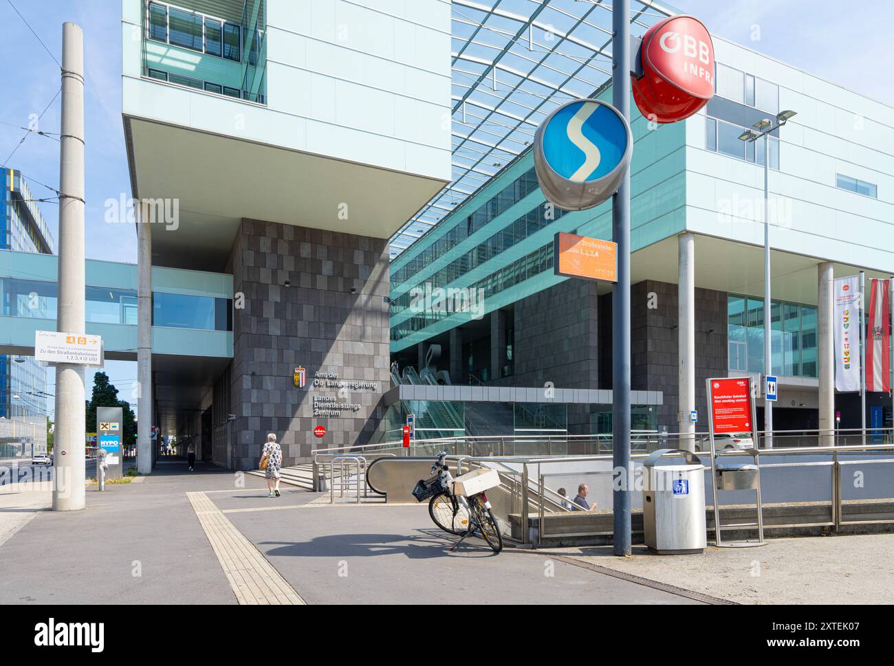 Linz, Österreich. August 2024. Außenansicht des Regierungsgebäudes Oberösterreichischer Landesregierung im Stadtzentrum Stockfoto