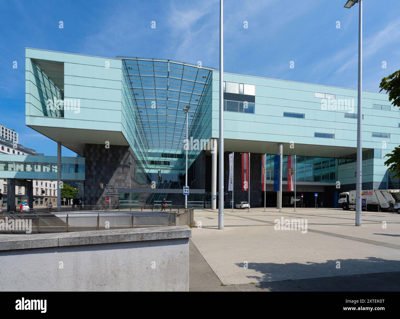 Linz, Österreich. August 2024. Außenansicht des Regierungsgebäudes Oberösterreichischer Landesregierung im Stadtzentrum Stockfoto