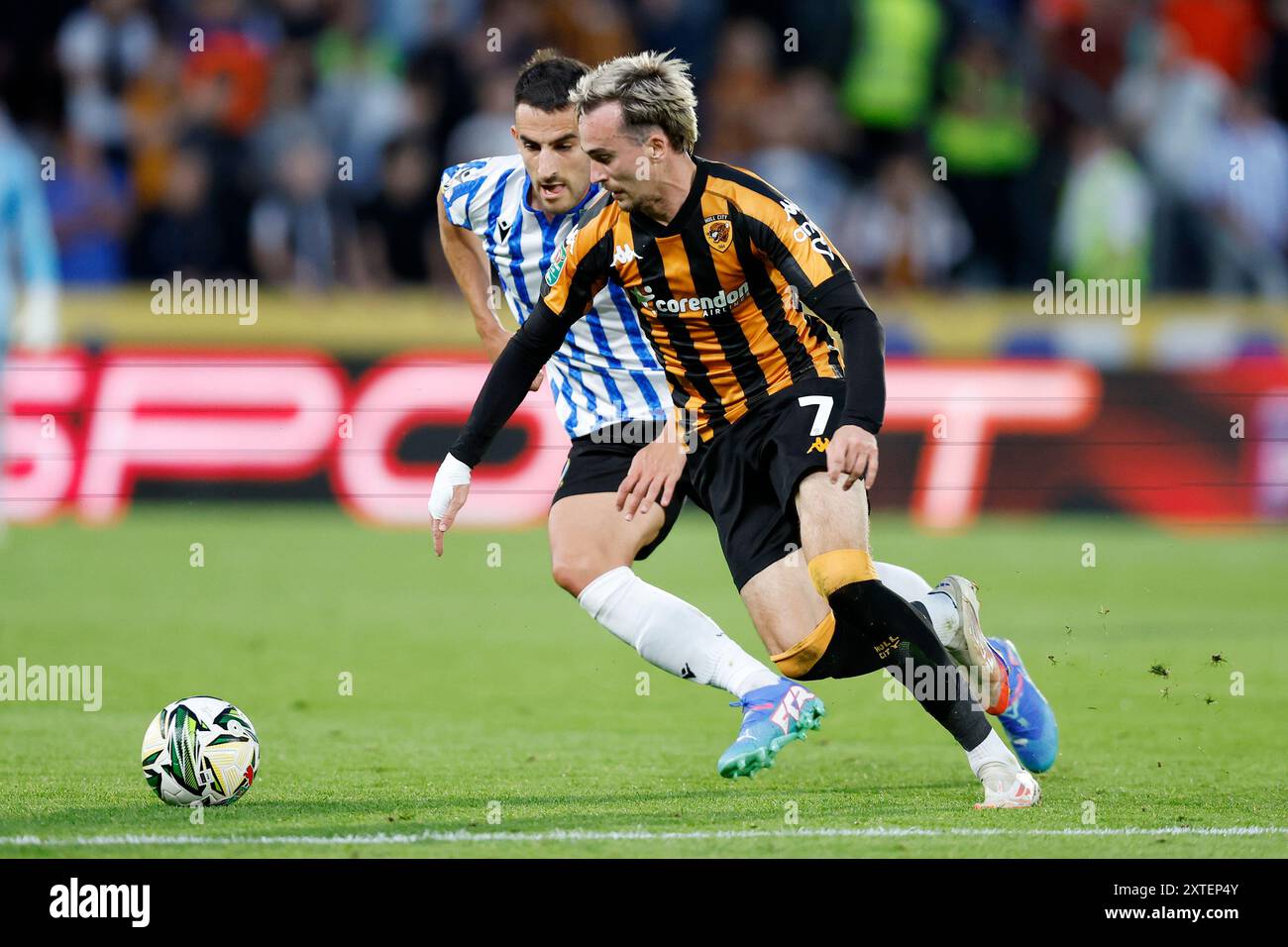 Hull City Liam Millar (rechts) und Sheffield Pol Valentin am Mittwoch kämpfen um den Ball während des Spiels der ersten Runde des Carabao Cup im MKM Stadium, Hull. Bilddatum: Mittwoch, 14. August 2024. Stockfoto