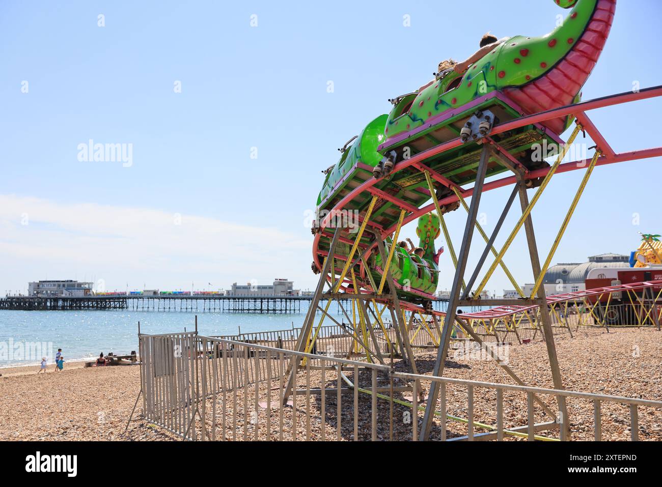 Jahrmarkt am Strand an einem sonnigen Tag in Worthing, West Sussex, Großbritannien Stockfoto