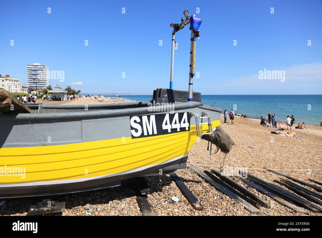 Strand an einem sonnigen Tag in Worthing, West Sussex, Großbritannien Stockfoto