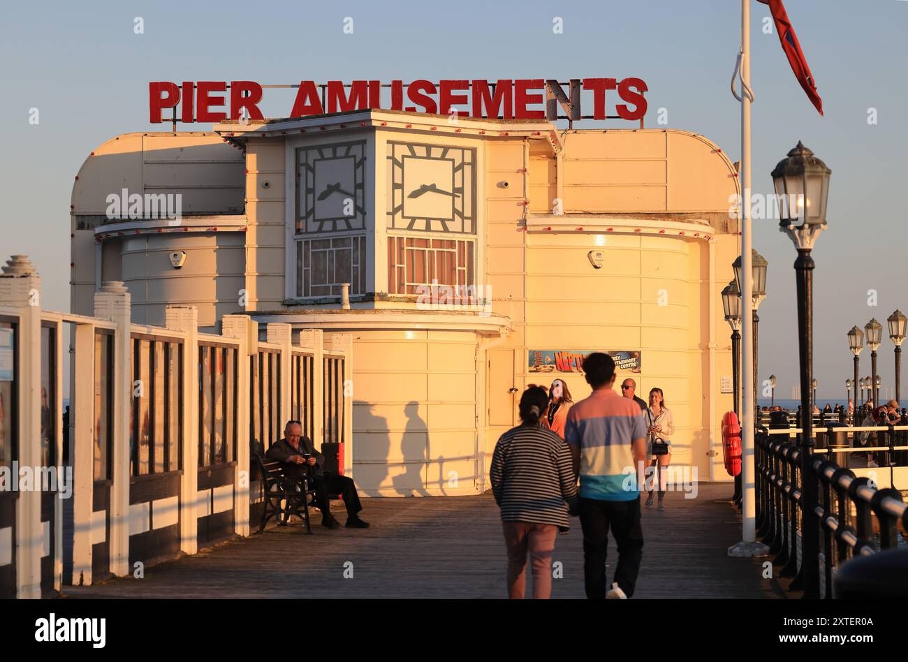 Sonnenuntergang an einem schönen Sommerabend am Worthing Pier in West Sussex, Großbritannien Stockfoto