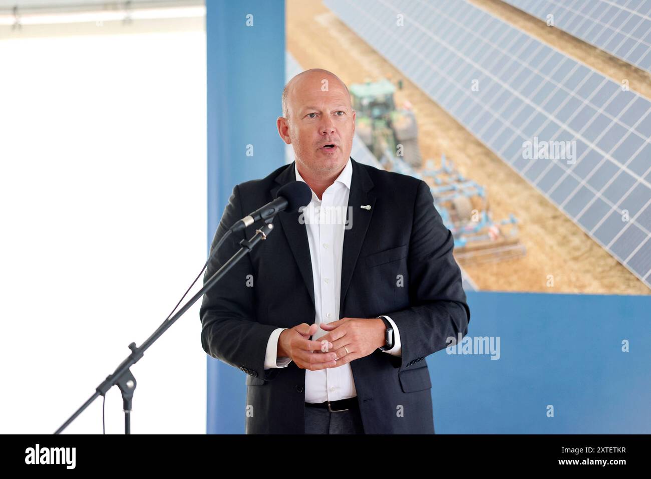 Politiker Frank Rock CDU, Landrat des Rhein-Erft-Kreises, bei der Eröffnung einer Photovoltaikanlage von RWE am Tagebau Garzweiler. Bedburg, 14.08.2024 NRW Deutschland *** Politiker Frank Rock CDU, Landrat Rhein Erft, bei der Eröffnung einer RWE-Photovoltaikanlage im Tagebau Garzweiler Bedburg, 14 08 2024 NRW Deutschland Copyright: XChristophxHardtx Stockfoto