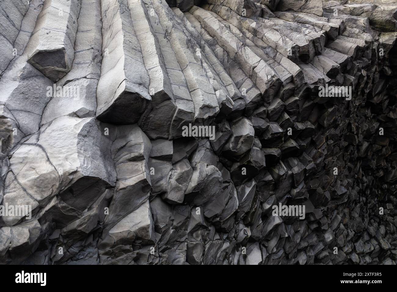Sechseckige Basalt-Säulen aus nächster Nähe der Decke der Halsanefshellir-Höhle am schwarzen Sandstrand Reynisfjara, Island. Stockfoto