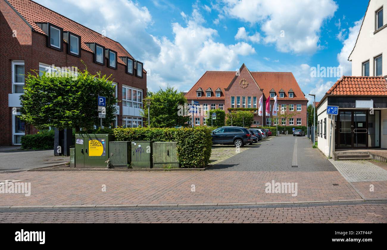 Cloppenburg, Niedersachsen, Deutschland, 15. Juni 2024 - Alte Ortsmitte mit Gemeindehaus und Rathaus Stockfoto