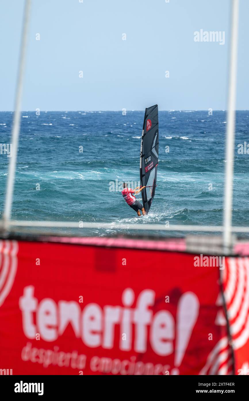 Windsurfwettbewerb in El Medano, Teneriffa, mit leuchtenden Bannern für die Windsurfweltmeisterschaft 2024. Energiegeladene Szene für Sport Stockfoto