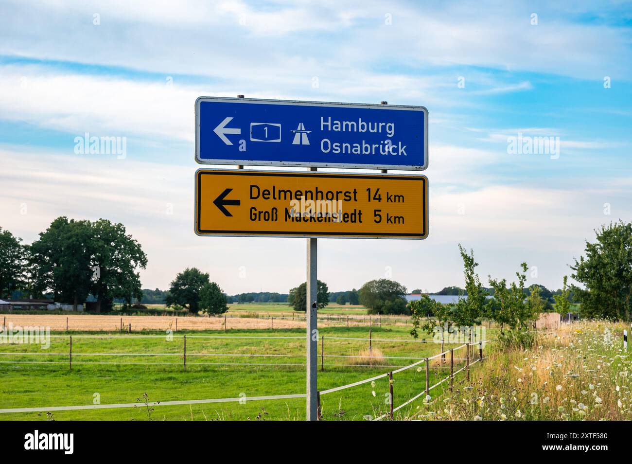 Kirchseelte, Niedersachsen, Deutschland, 15. Juli 2024 - Straßenschilder in Richtung Autobahn und Autobahn Stockfoto