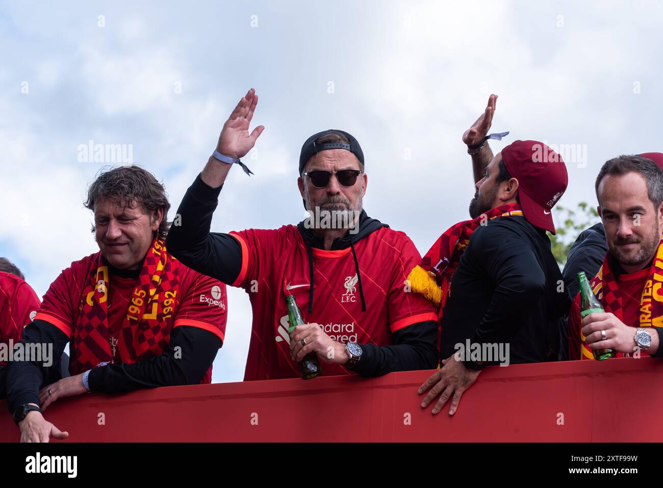 Jurgen Klopp, Manager des Liverpool Football Clubs bei einer Siegesparade durch die Straßen der Stadt, bei der die Siege der Pokale der Liga und des FA Cup gefeiert werden Stockfoto