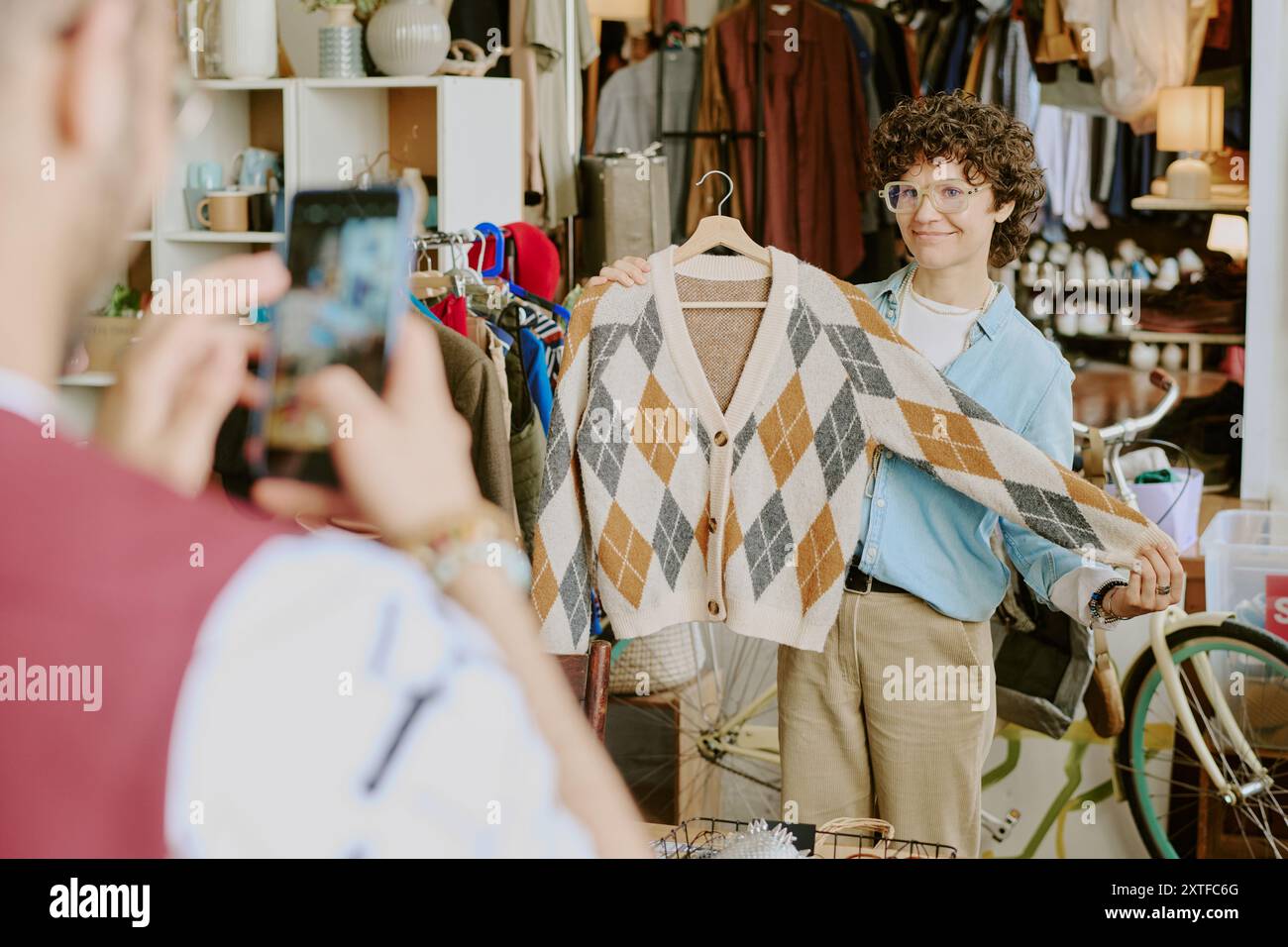 Cardigan mit Argyle im Vintage Clothing Store Stockfoto