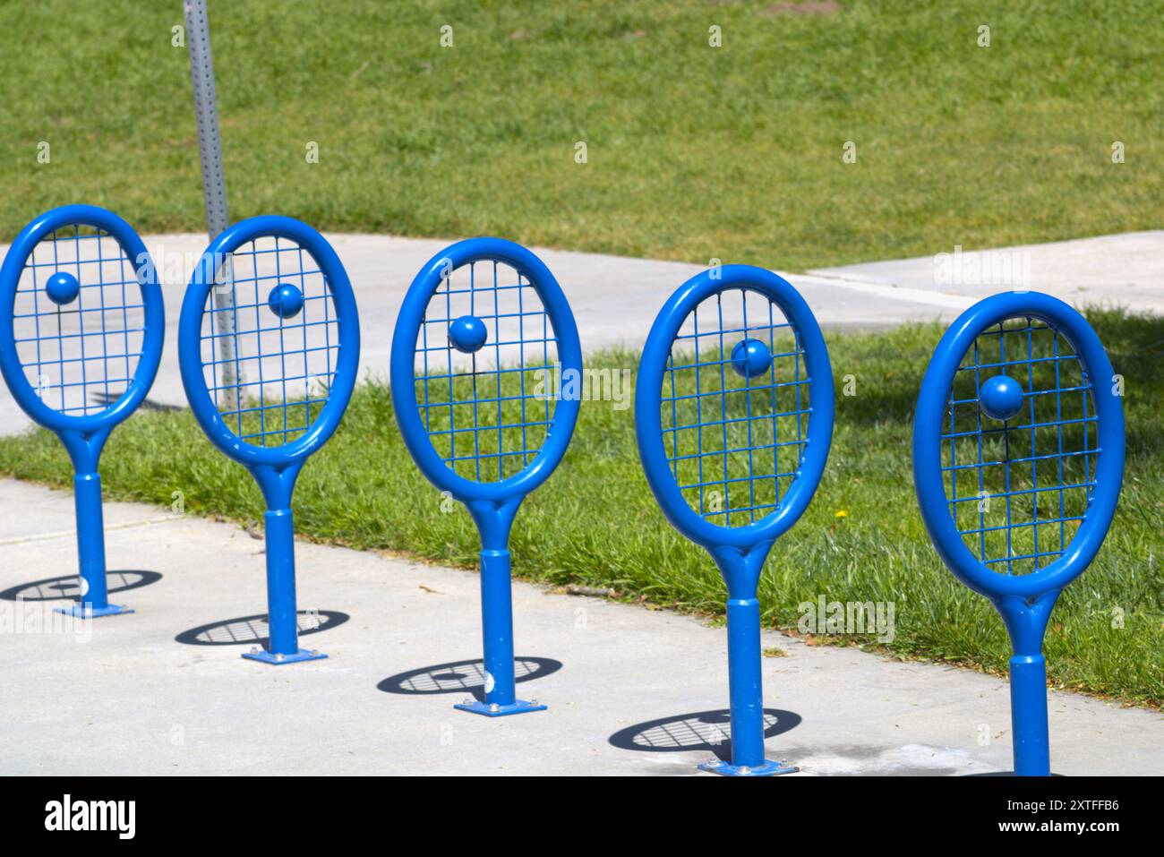 Blauer Tennisschläger Fahrradständer Stockfoto